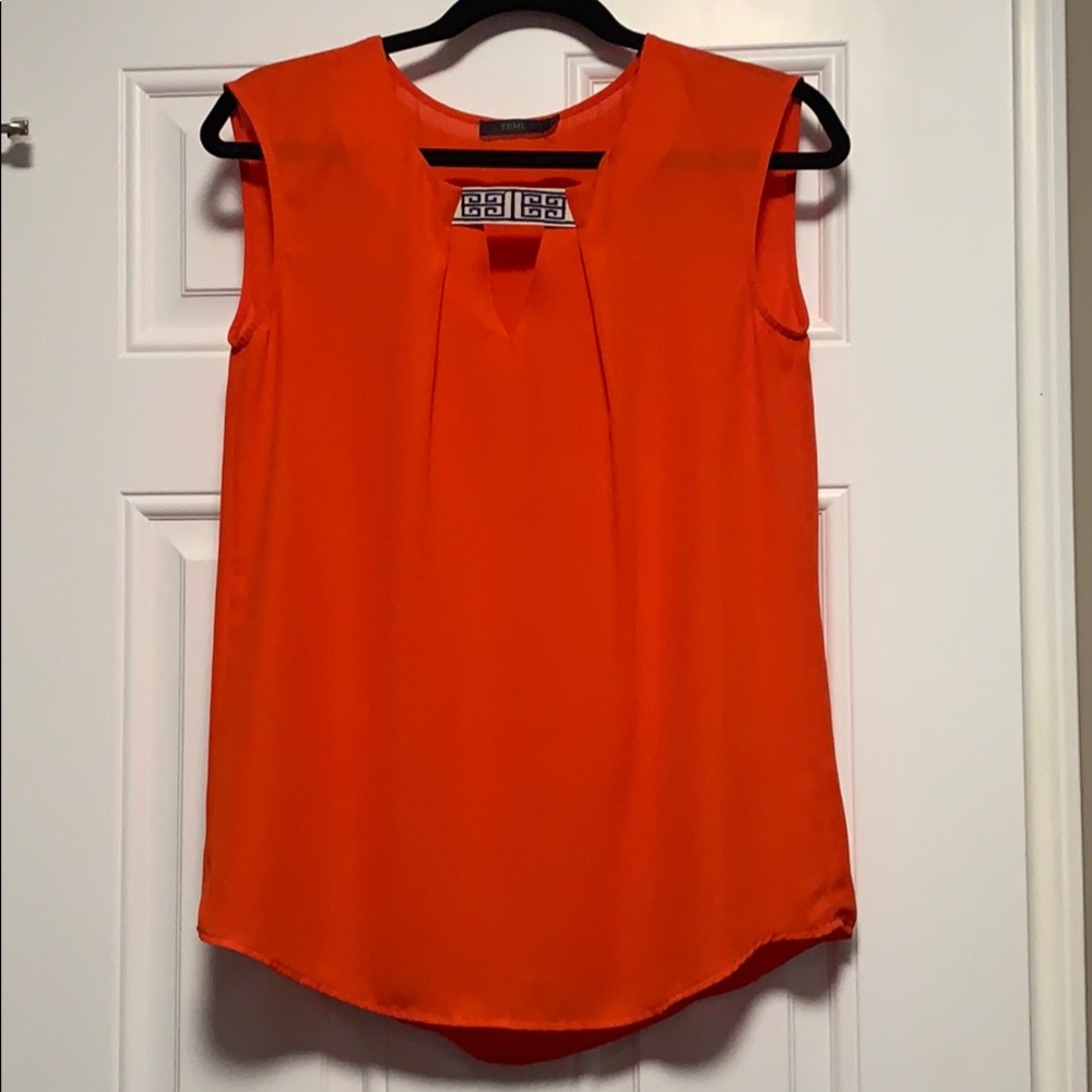 Striking sleeveless top